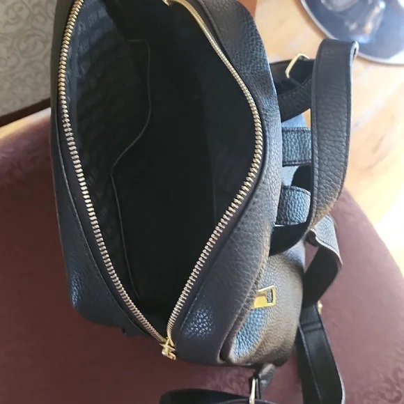 Steve Madden Black & Gold Logo Backpack – Chic & Spacious - Picture 2 of 5